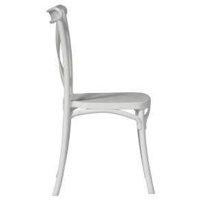 Sedia da giardino bianca dal design classico. Seduta confortevole per esterni.