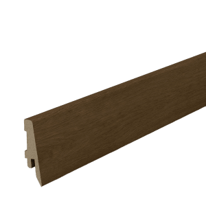 Dettaglio di un battiscopa t.b.t. marrone, adatto a vari rivestimenti per pavimenti.