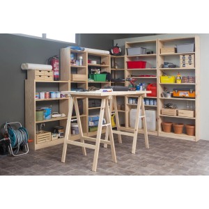 Officina con due cavalletti e scaffali con attrezzi e materiali.