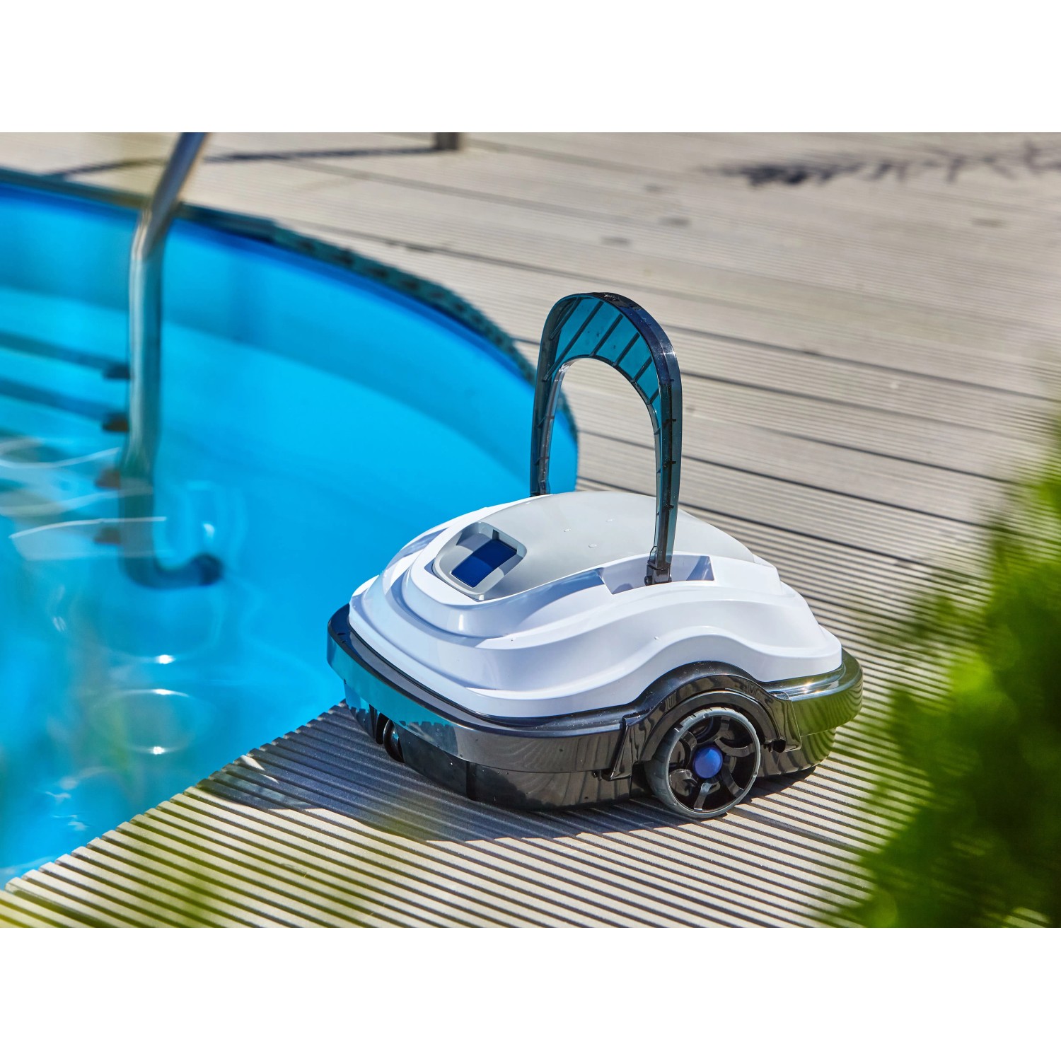 Robot piscina a batteria Orca 45 CL a bordo piscina, adatto per la pulizia di piscine fino a 50 m².