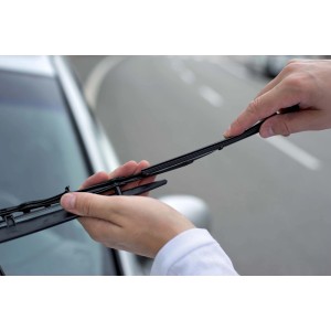 Mani che installano un nuovo tergicristallo sull'auto. Riparazione e manutenzione auto.