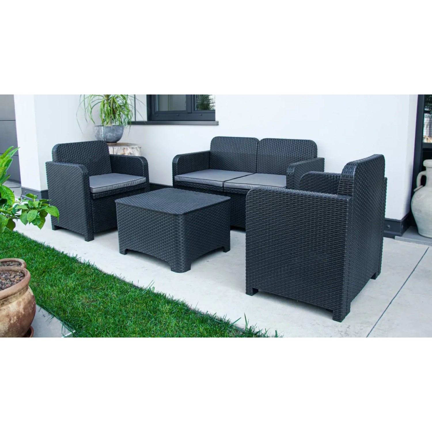 Set di mobili da giardino t.b.t. nero con divano, poltrone e tavolo per patio e giardino.