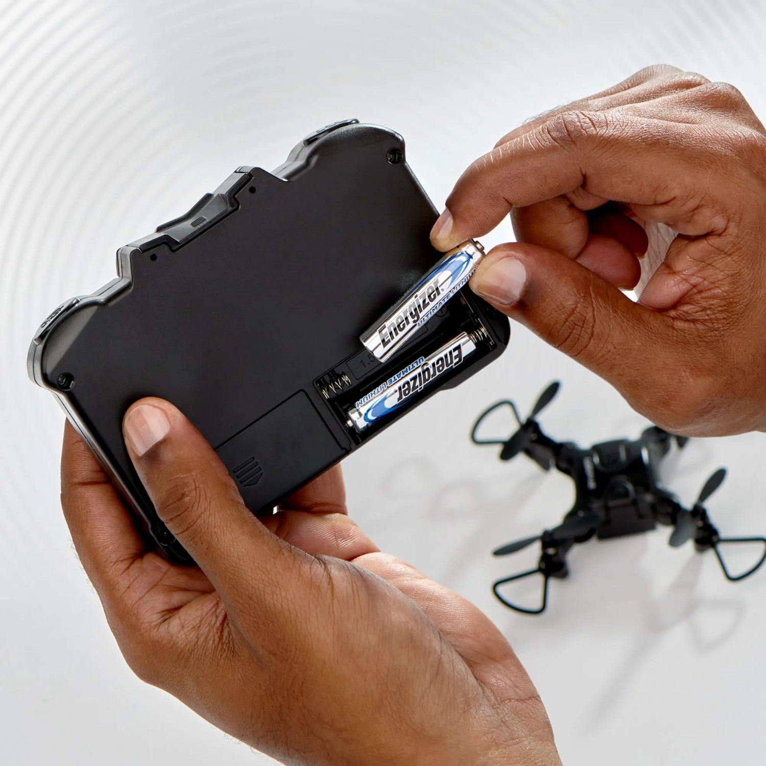 Batterie Energizer Lithium AAA inserite in un telecomando per droni.