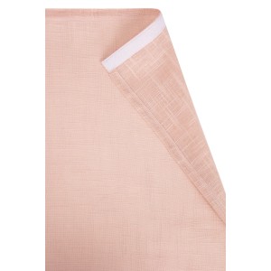 Primo piano di una tenda in tessuto rosa t.b.t. con fettuccia.