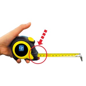 Metro a nastro LUX Comfort 2 m in mano, nastro giallo con scala visibile.