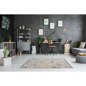 Tappeto vintage con motivo floreale in soggiorno.