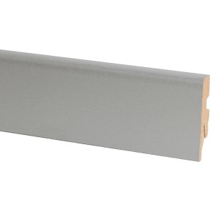 Battiscopa in rovere grigio antico, altezza 60 mm, con canalina per cavi per un design pulito della parete.