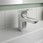Miscelatore lavabo Ideal Standard Ceraplan cromato H75 su lavabo bianco.