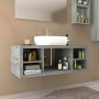 Mobile bagno grigio con lavabo da appoggio bianco e vani portaoggetti. Arredo bagno.