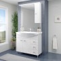 Mobile bagno bianco con specchio e pensile come set di mobili per il bagno.