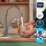 Miscelatore monocomando per lavello Grohe QuickFix Start Edge cromato con bocca alta che riempie una tazza.