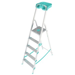 Scala domestica argentata con cinque gradini e area di stoccaggio turchese.