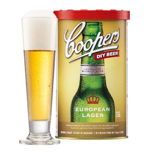 Kit per birra Coopers: lattina e bicchiere di birra lager. Birra fai da te facile.