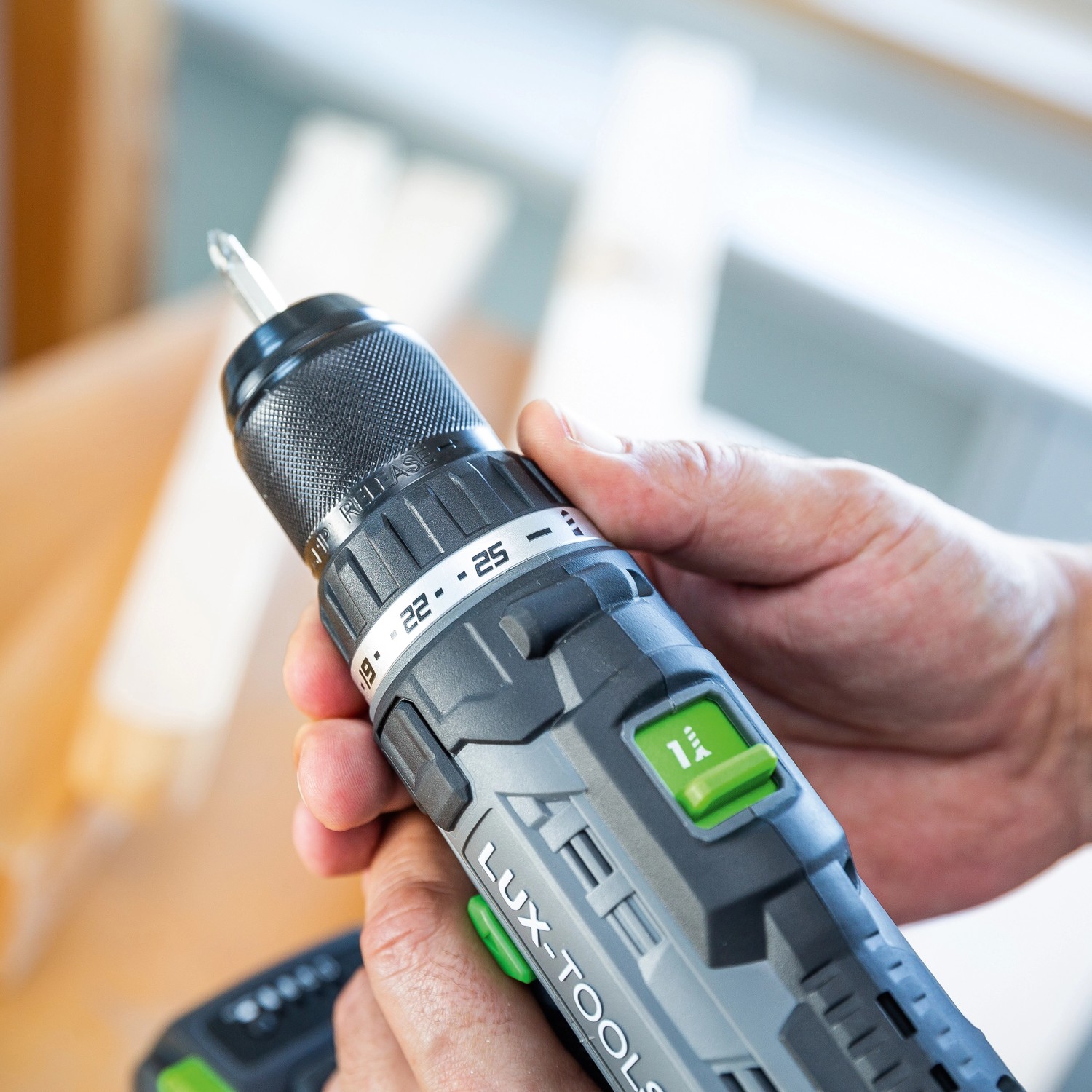 Primo piano di un trapano avvitatore a batteria LUX del set 3in1 in mano.