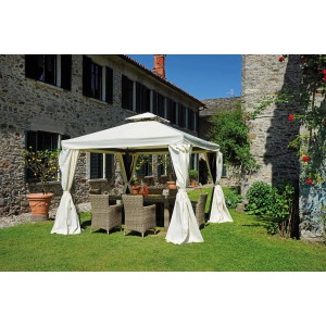 Gazebo t.b.t. con tende e mobili da giardino su prato davanti a casa in pietra.