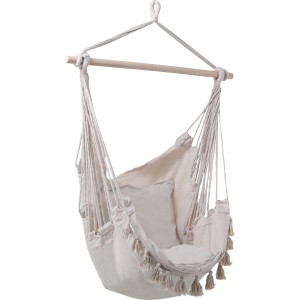 Sedia sospesa beige Lytton in legno FSC con cuscino e frange, ideale per il relax.