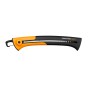 Seghetto a mano Fiskars Xtract SW75 con dentatura grossa, arancio-nero, lama retratta nel manico.