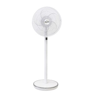 Ventilatore da terra bianco t.b.t. per una piacevole brezza estiva.