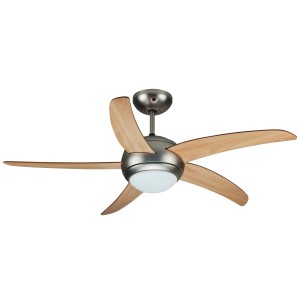 Ventilatore da soffitto con cinque pale in legno e lampada integrata.