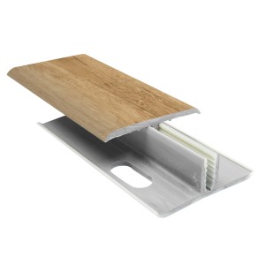 Profilo t.b.t. per rivestimento murale, decoro legno, vista dettagliata.