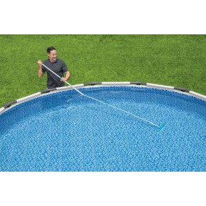 Spazzola per piscina Bestway Flowclear in uso per pulire una piscina.