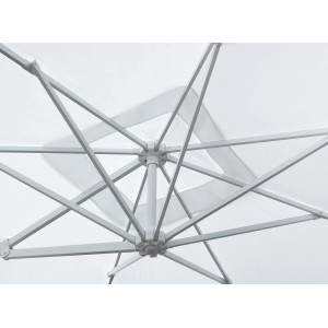 Dettaglio della struttura bianca di un ombrellone. Accessori per la protezione solare.