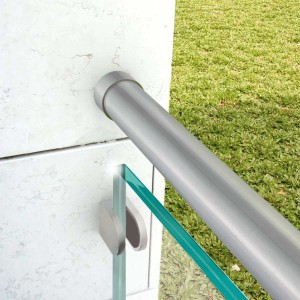 Dettaglio di una ringhiera in acciaio inox con inserto in vetro, accessori per scale e ringhiere.