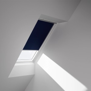 Tenda oscurante Velux DKL MK06, blu scuro nella finestra per tetti per un oscuramento ottimale.