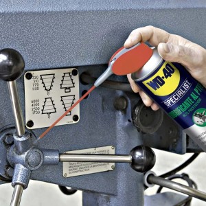 Lubrificante alte prestazioni WD-40 Specialist in uso su una macchina.