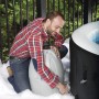 Uomo che installa accessori per piscina sulla piscina. Accessori per piscina nel negozio online OBI.