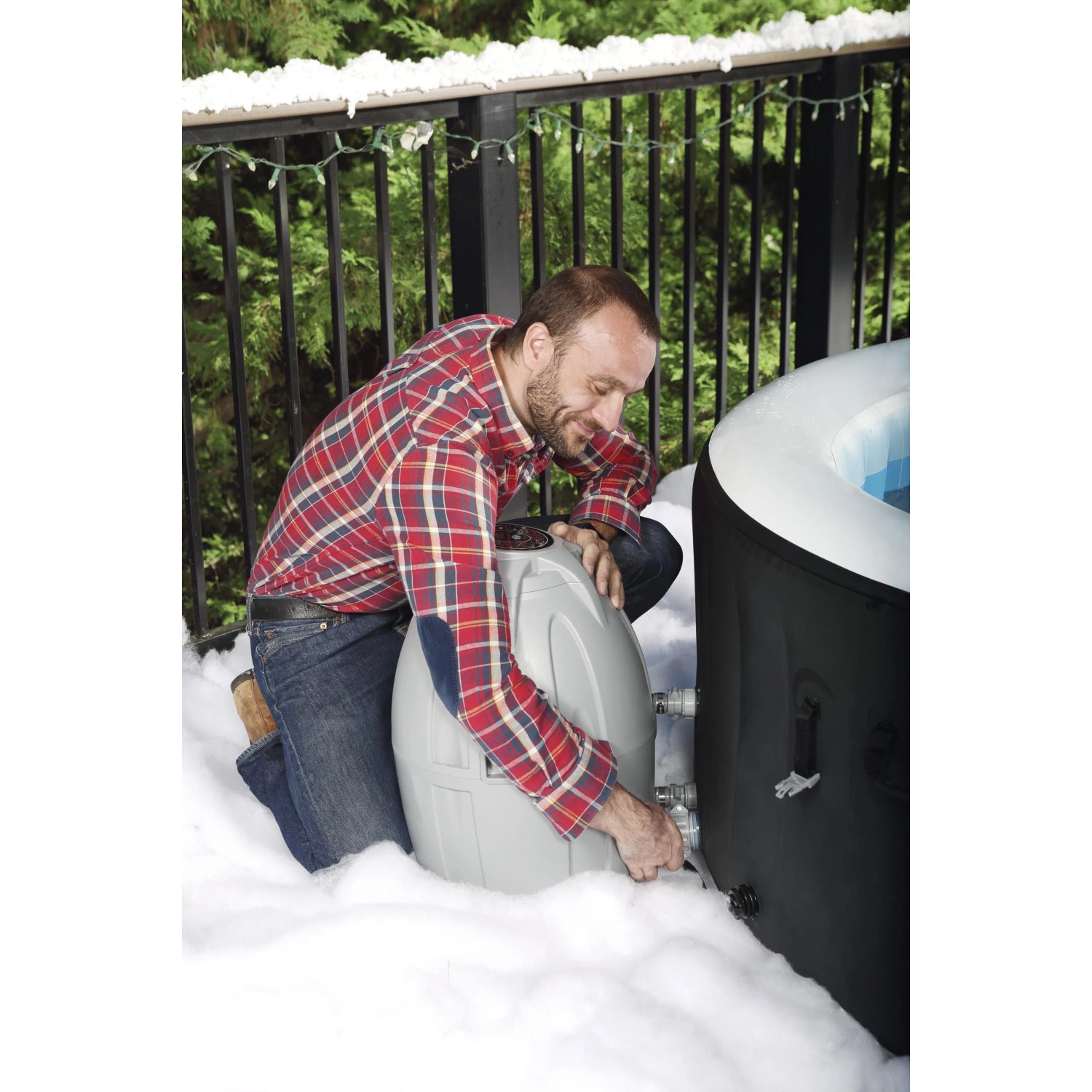 Uomo che installa accessori per piscina sulla piscina. Accessori per piscina nel negozio online OBI.