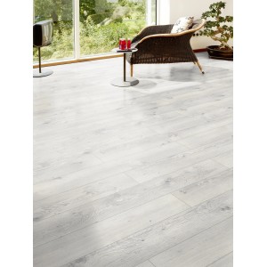 Pavimento in laminato chiaro in stile rustico, abete Hemlock Ontario, spessore 8 mm. Scena del soggiorno.