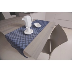 Runner da tavola a scacchiera blu-grigio su tavolo da pranzo con stoviglie.