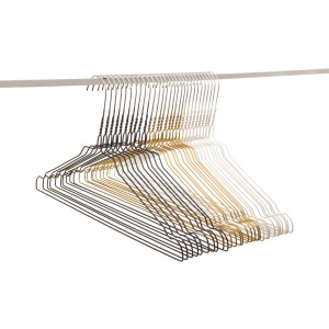 Set di appendiabiti in nero, oro e argento per organizer armadio.