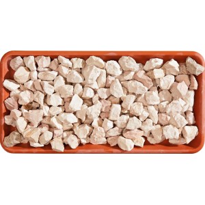 t.b.t. ciottoli e graniglia in un vassoio arancione.