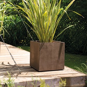 Vaso per piante quadrato Deroma Millennium marrone, 39x39x39 cm, con pianta su terrazza in legno.