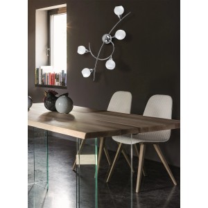 Plafoniera moderna con sei luci, struttura cromata e globi in vetro bianco.