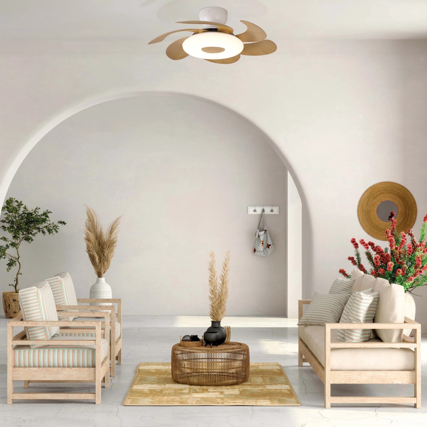 Ventilatore a soffitto moderno con luce in ambiente living.