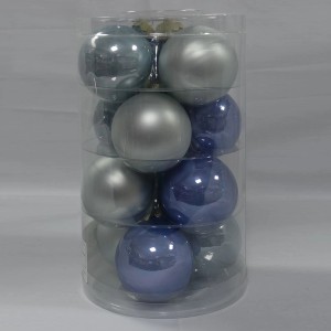 Set di sfere natalizie blu e argento in confezione trasparente.