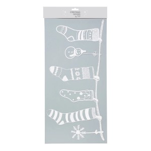 Decorazione natalizia: ghirlanda con calze, pupazzo di neve e fiocco di neve.