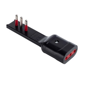 Adattatore multiplo t.b.t. nero con tre spine e tre prese.