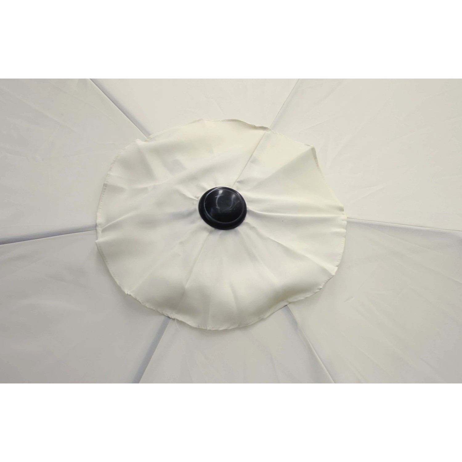 Dettaglio di un ombrellone da balcone t.b.t., telo bianco con bottone nero.