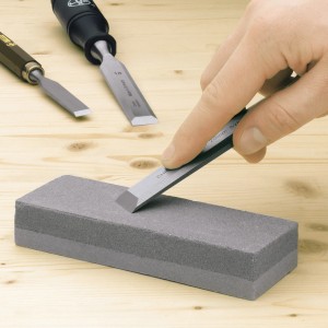 Pietra per affilare LUX Classic con scalpello su legno. Utensile per affilare pialle e scalpelli.