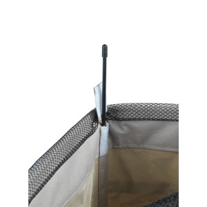 Dettaglio: cesto portabiancheria Wenko Corno Taupe, con ruote e struttura a rete.