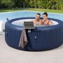 Vassoio Bestway LAY-Z-SPA fissato alla vasca idromassaggio con coppia e piscina sullo sfondo.