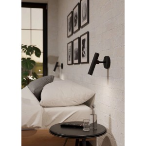 Lampada da parete a LED nera Eglo Almudaina, 5W, in un soggiorno moderno.