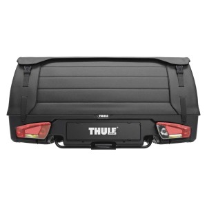Box da trasporto Thule nera per accessori, vista posteriore con luci.