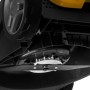 Dettaglio: Tagliaerba a batteria Stiga Collector 136e, lama e parte inferiore del piatto di taglio in primo piano.