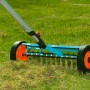 Scarificatore per prato Gardena combisystem con larghezza di lavoro di 32 cm in uso sul prato.