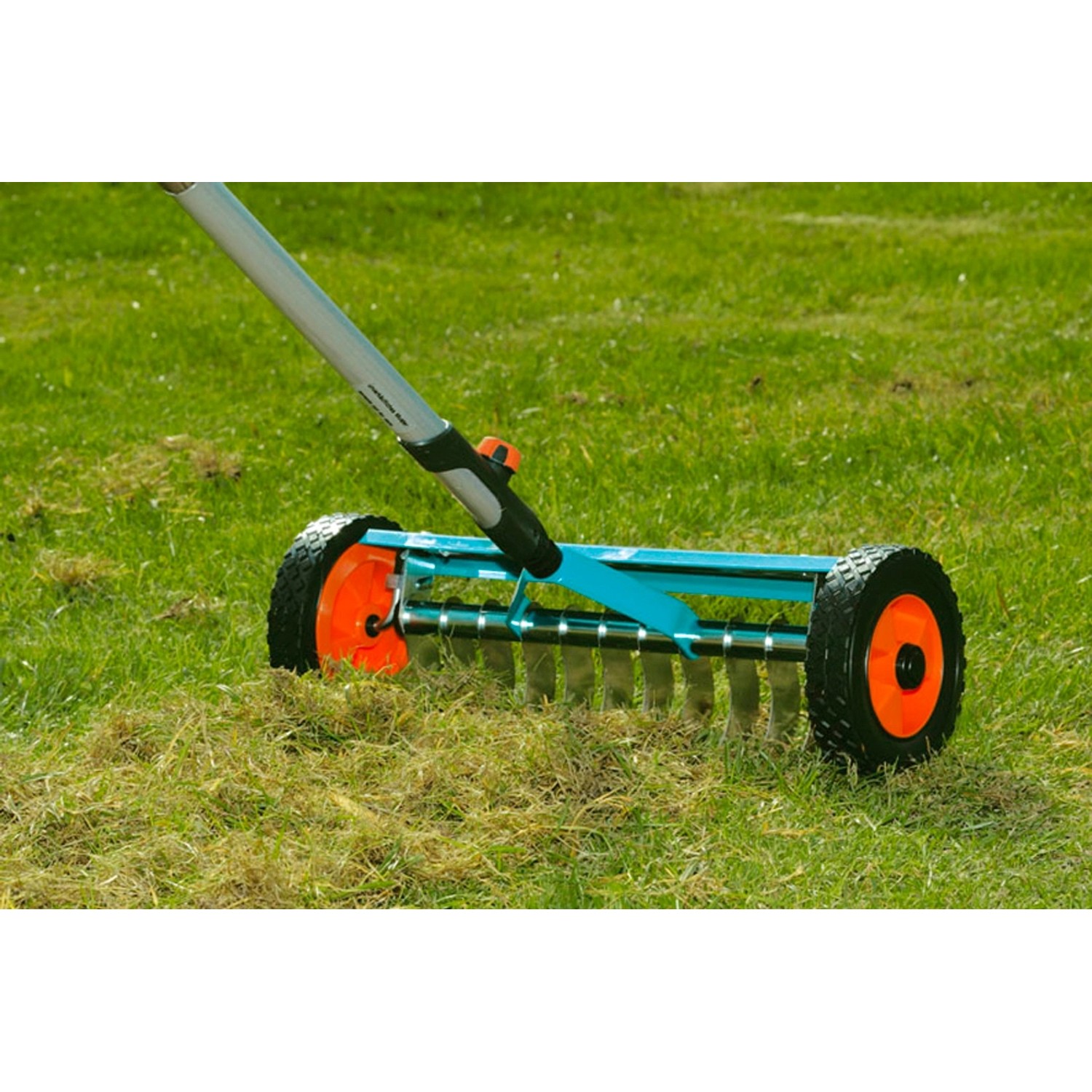Scarificatore per prato Gardena combisystem con larghezza di lavoro di 32 cm in uso sul prato.